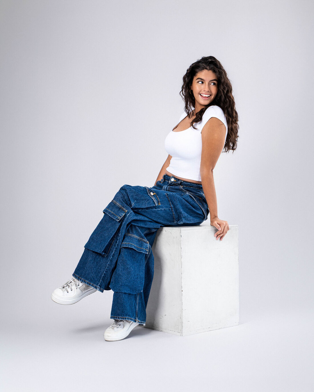 Retrato casual y espontáneo de actriz para book actoral, fondo claro de estudio