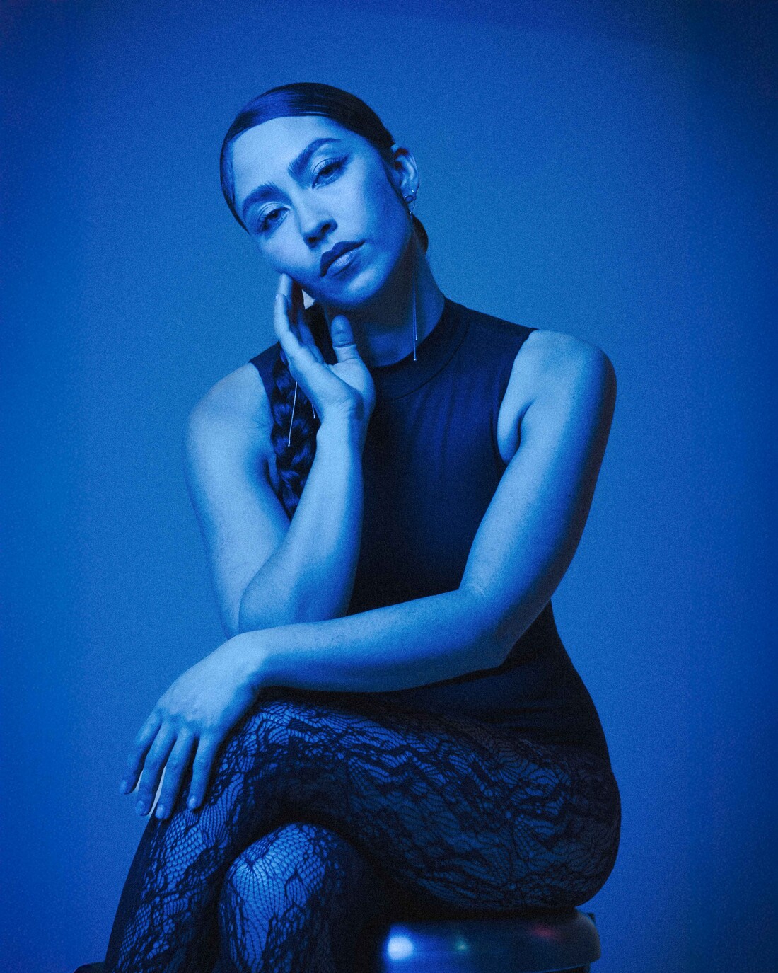 Retrato editorial de actriz para personal branding, fondo azul de estudio