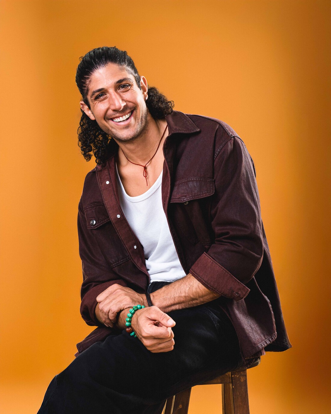 Retrato sonriente de actor para casting, fondo naranja de estudio