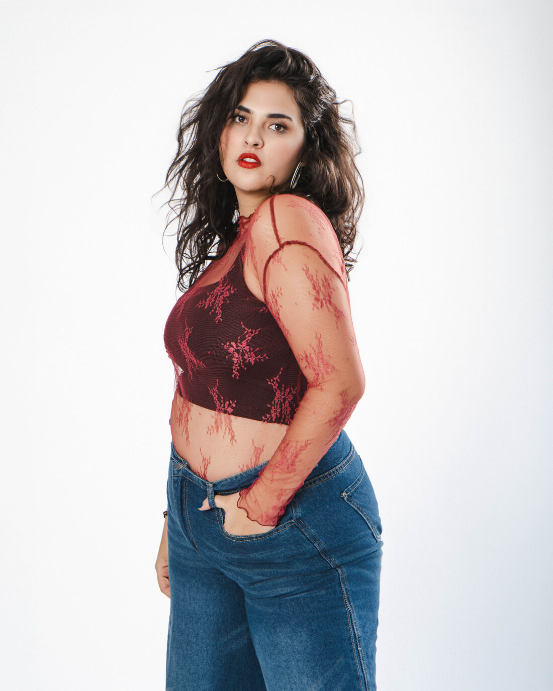 Retrato sensual y dramático de actriz para book fotográfico, encaje rojo