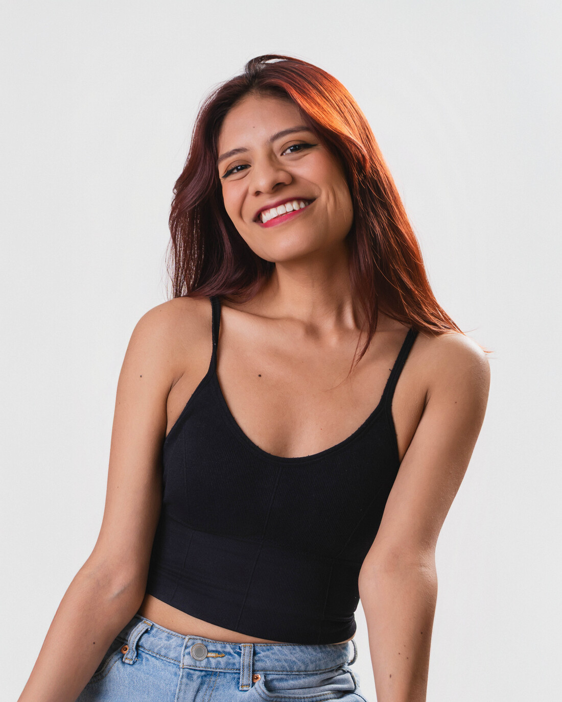 Retrato sonriente de actriz para book actoral, fondo claro de estudio